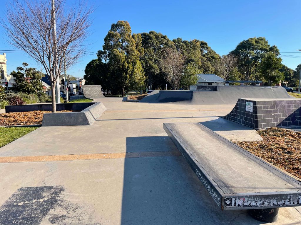 シドニーオーストラリアのシドナムスケートパークストリートセクションレッジ